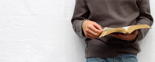 man-reading-Bible_lw